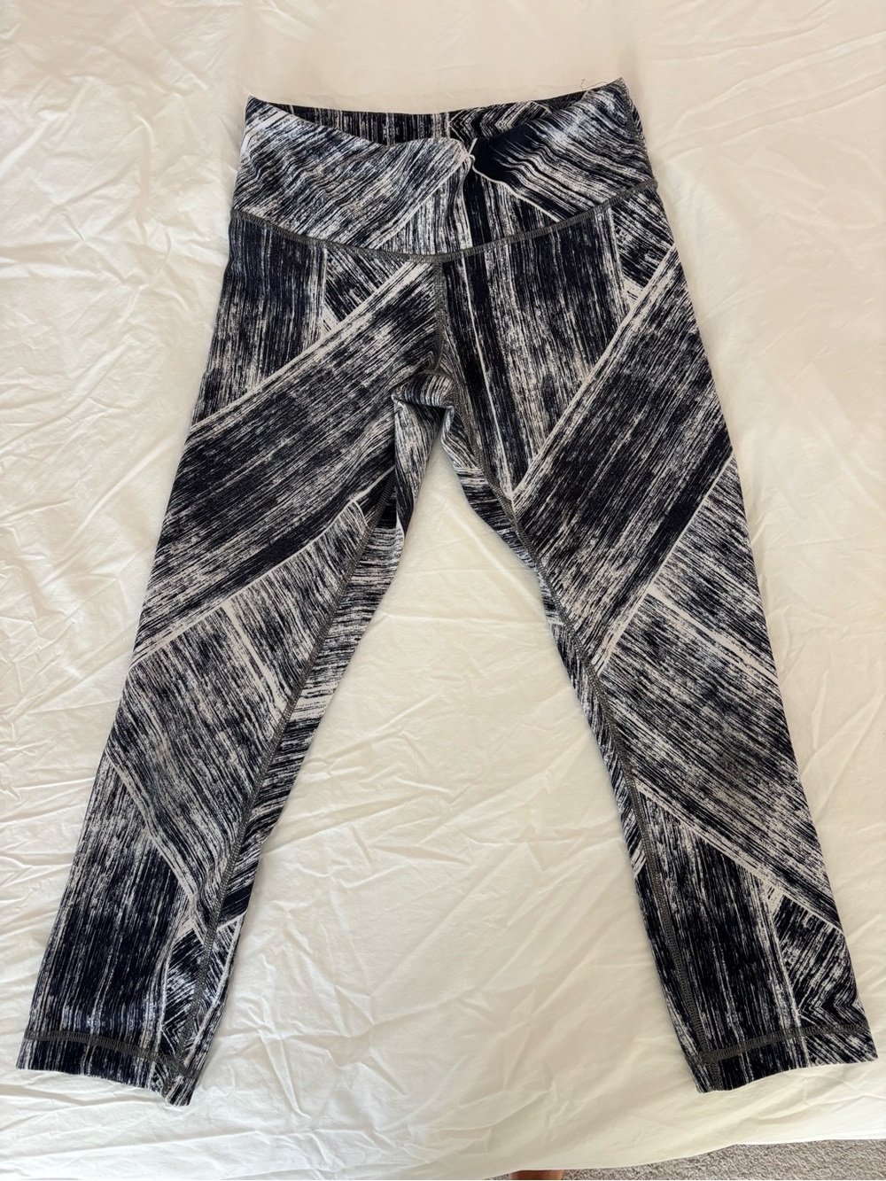 Lululemon Black & White Abstract Print Cropped Leggings - size 4